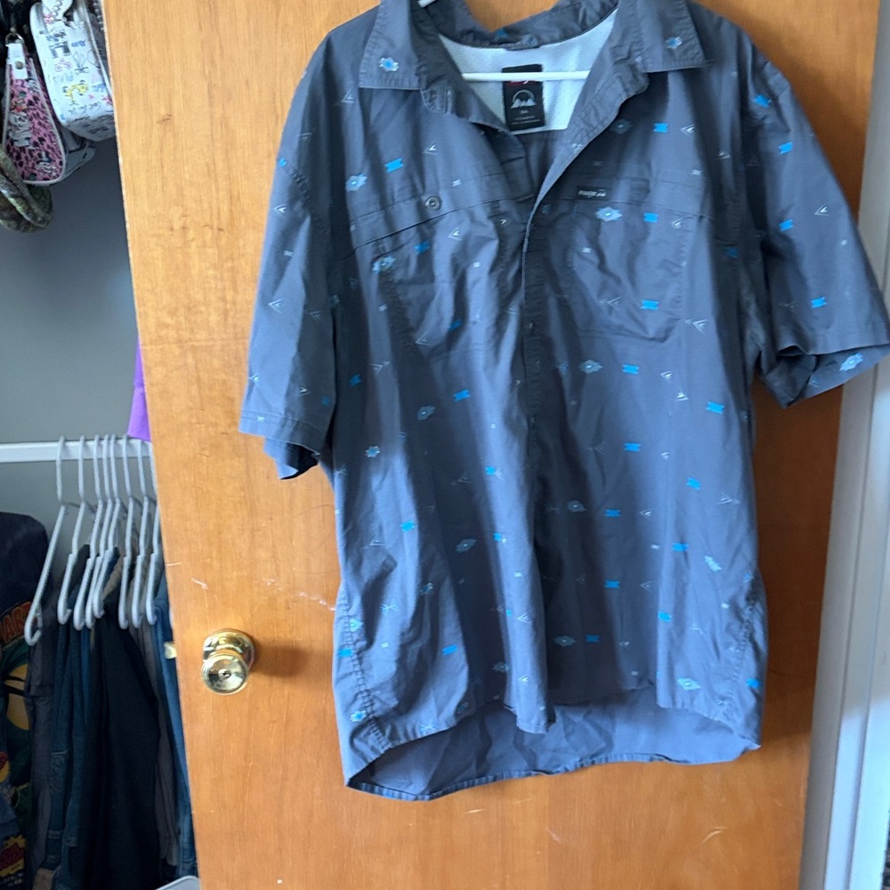 💕3/$25💕Wrangler Gray and Red Logo Short Sleeve Shirt